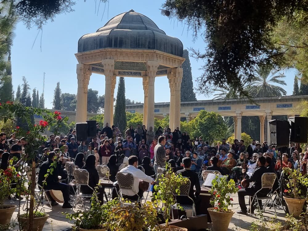 مهمانان جشنواره جهانی فیلم فجر به حافظیه رفتند 1 مهمانان جشنواره جهانی فیلم فجر به حافظیه رفتند