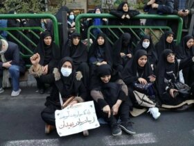 تصاویر; دست نوشته های زنانی که در تجمع روسری شرکت کردند