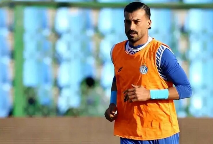 رضاییان پس از مصاحبه جنجالی به فولاد می چسبد! 15 رضاییان پس از مصاحبه جنجالی به فولاد می چسبد!