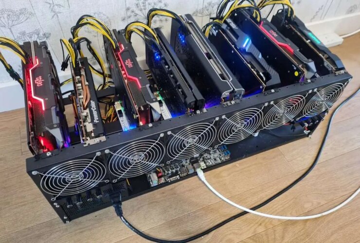 معدنچیان غیرمجاز یک شهرک را به آتش کشیدند