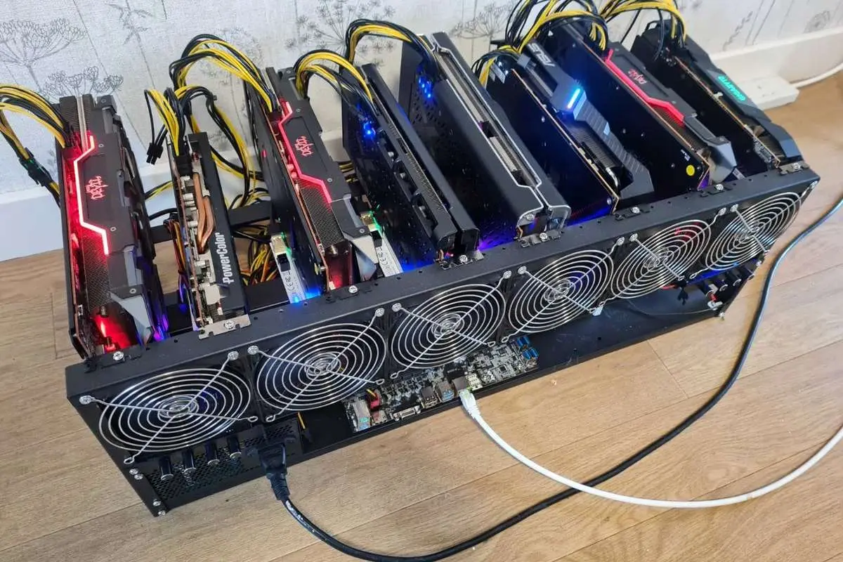 معدنچیان غیرمجاز یک شهرک را به آتش کشیدند