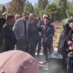 آهنگ دردناک علیرضا افتخاری در مراسم ختم مادرش را ببینید