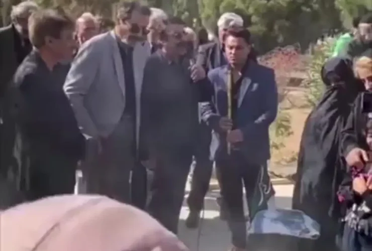 آهنگ دردناک علیرضا افتخاری در مراسم ختم مادرش را ببینید