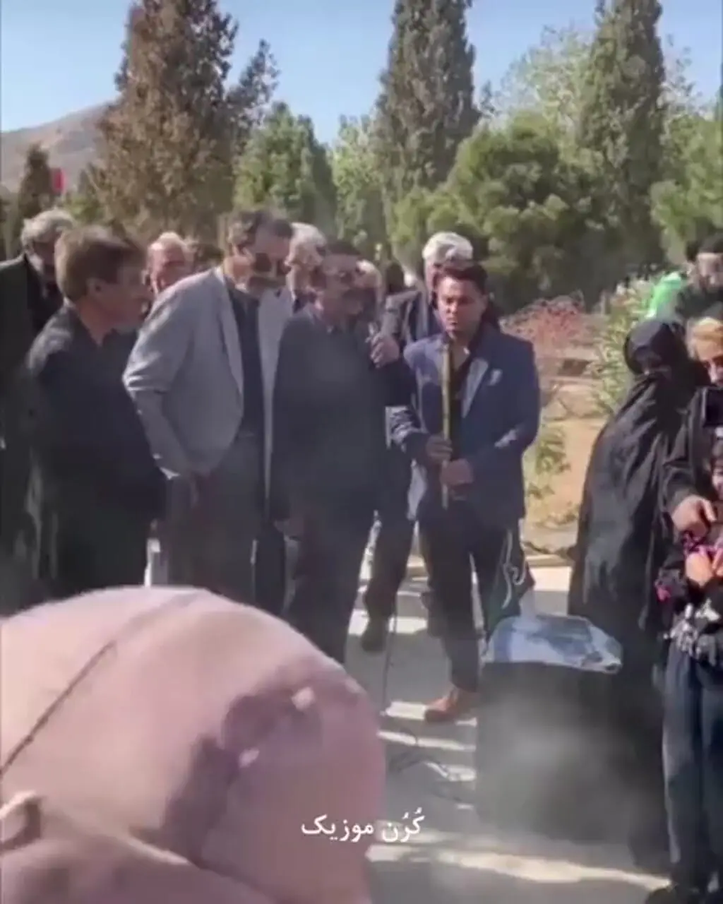 آهنگ دردناک علیرضا افتخاری در مراسم ختم مادرش را ببینید 1 آهنگ دردناک علیرضا افتخاری در مراسم ختم مادرش را ببینید