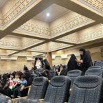 اتفاق عجیبی در جلسه روحانی و ظریف رخ داد/ فقط 25 نفر آمدند که 4 نفر آنها کودک بودند.