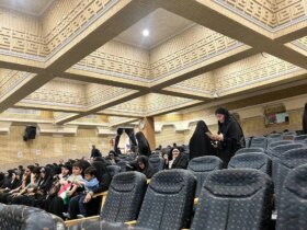 اتفاق عجیبی در جلسه روحانی و ظریف رخ داد/ فقط 25 نفر آمدند که 4 نفر آنها کودک بودند. 9 اتفاق عجیبی در جلسه روحانی و ظریف رخ داد/ فقط 25 نفر آمدند که 4 نفر آنها کودک بودند.