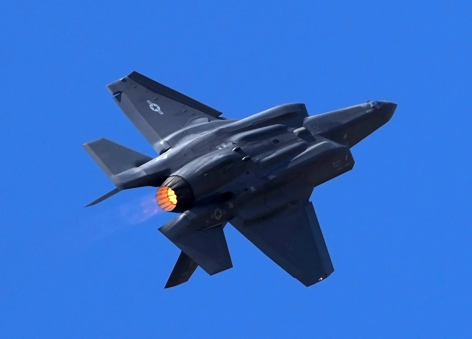 ادعای فرمانده آمریکایی: حتی یک موشک از ایران به سمت جنگنده های ما شلیک نشد