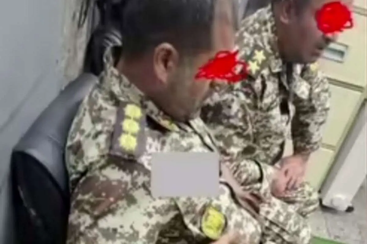 افرادی با لباس های نظامی با پرچم های شیر و خورشید در مترو تهران دستگیر شدند