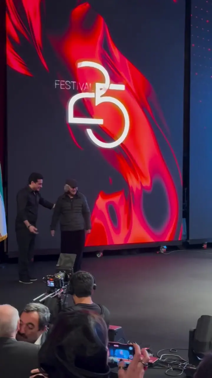 با تشکر از شفیعی کدکنی با همراهی همایون شجریان در جشنواره بیست و پنجم 1 با تشکر از شفیعی کدکنی با همراهی همایون شجریان در جشنواره بیست و پنجم