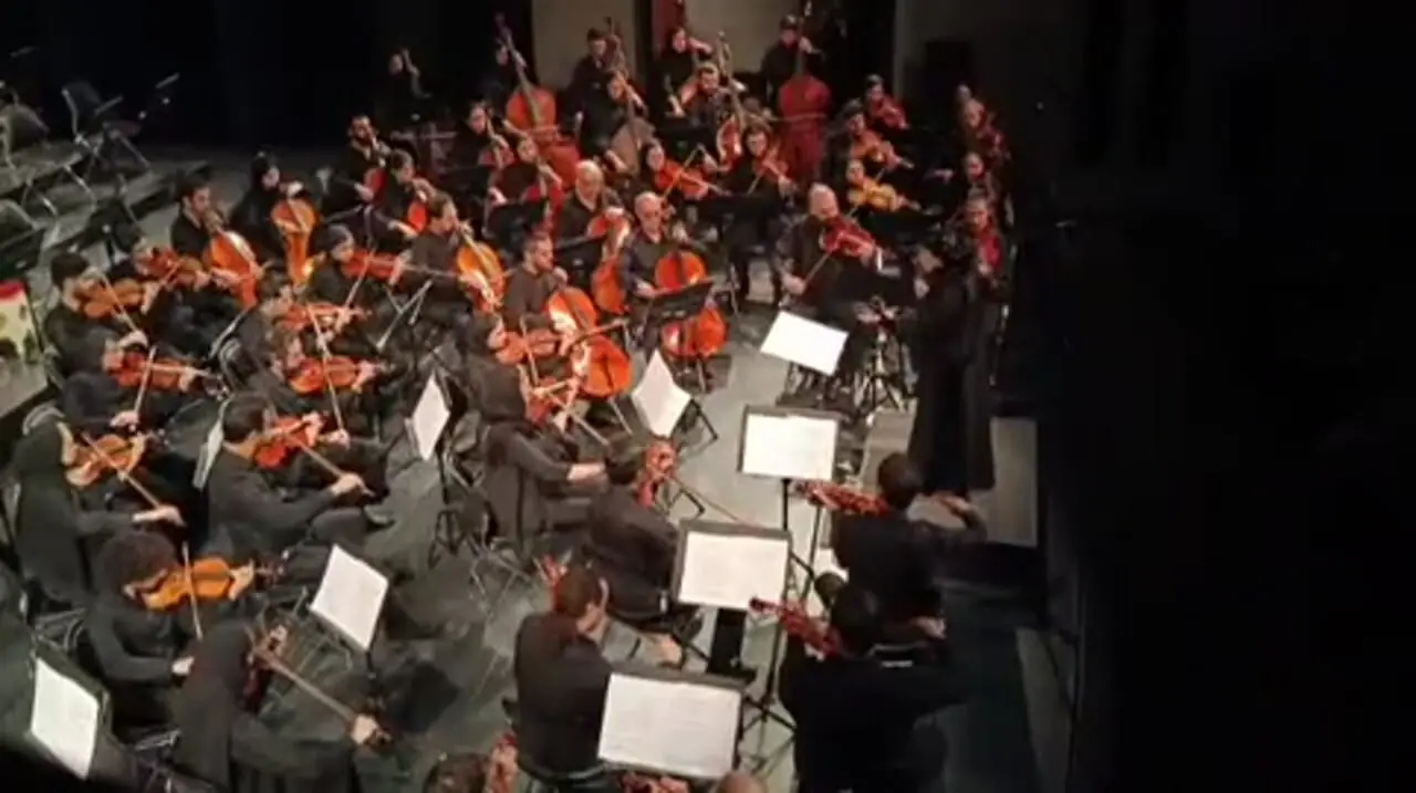 با صدای بلند و تاثیرگذار؛ ارکستر سمفونیک تهران برای اولین بار به رهبری یک زن اجرا کرد 1 با صدای بلند و تاثیرگذار؛ ارکستر سمفونیک تهران برای اولین بار به رهبری یک زن اجرا کرد