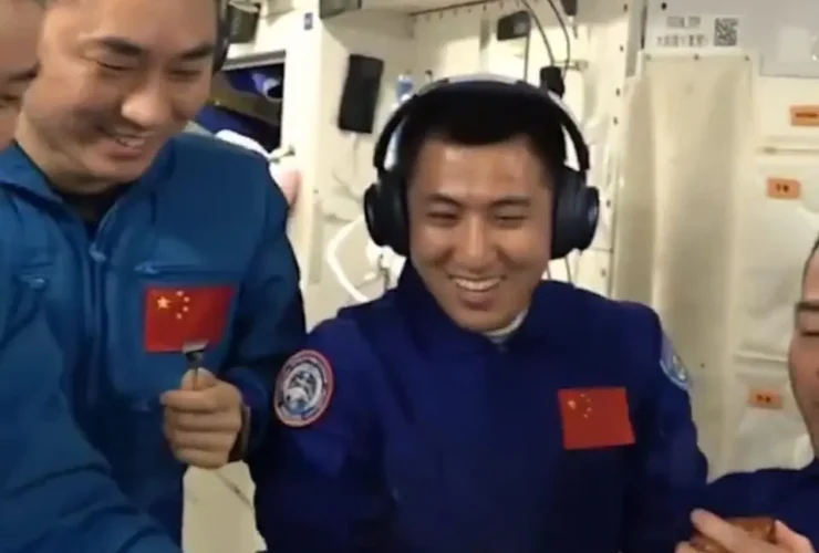 برای دیدن؛ بال های کبابی در فضا!