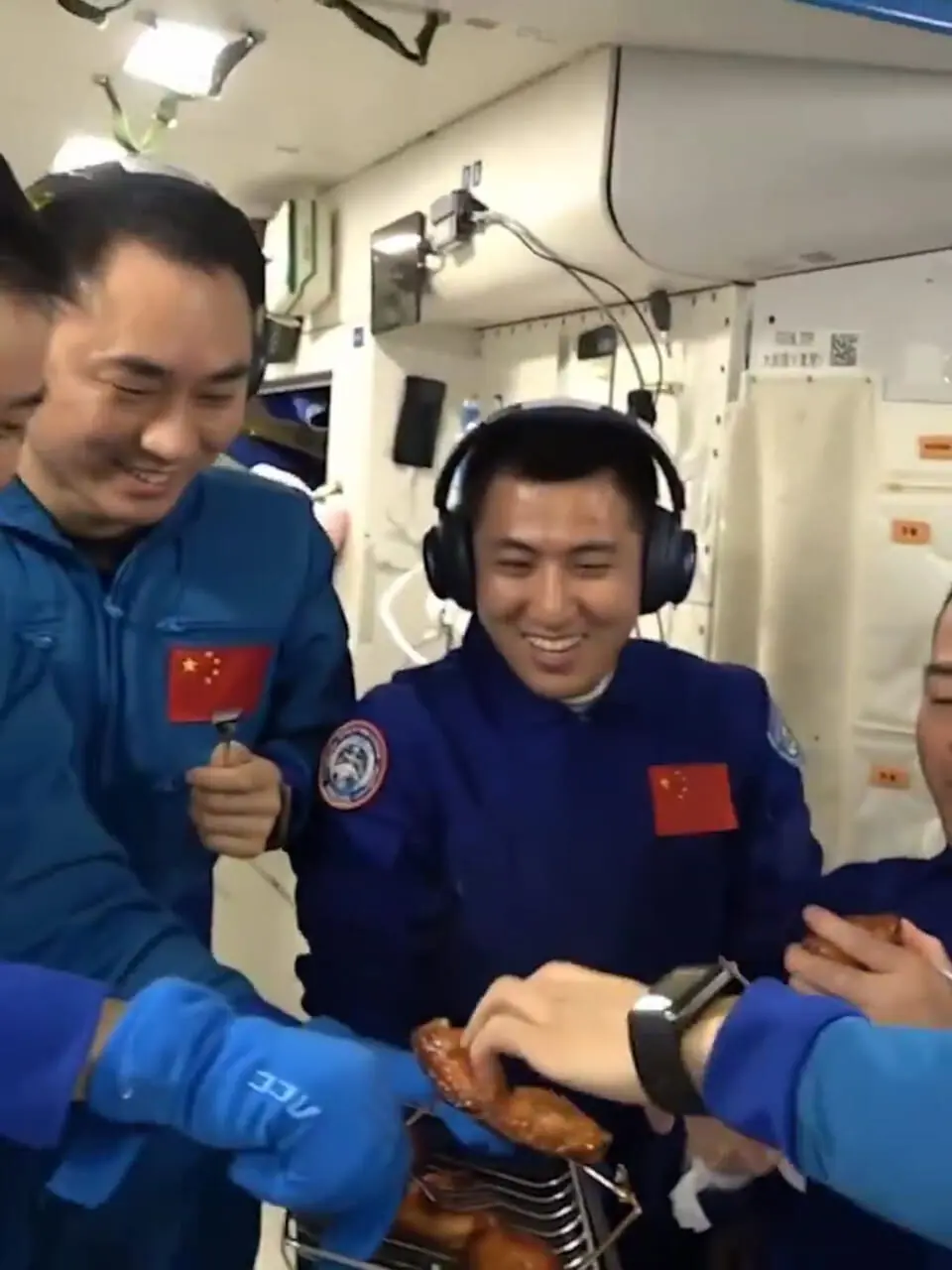 برای دیدن؛ بال های کبابی در فضا! 1 برای دیدن؛ بال های کبابی در فضا!