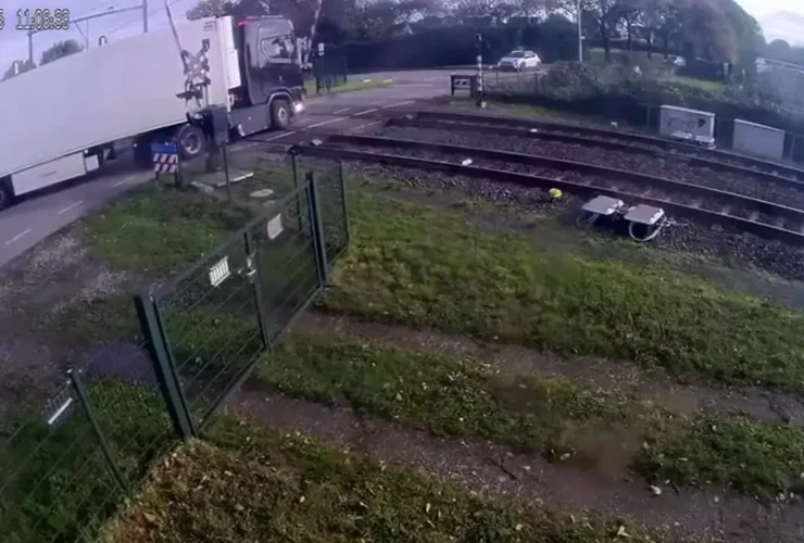 برای دیدن؛ تصادف وحشتناک قطار و کامیون 24 برای دیدن؛ تصادف وحشتناک قطار و کامیون