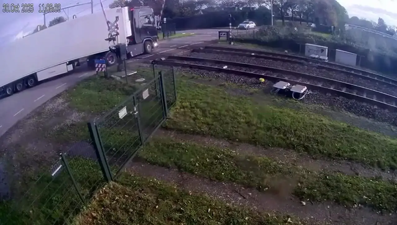 برای دیدن؛ تصادف وحشتناک قطار و کامیون 1 برای دیدن؛ تصادف وحشتناک قطار و کامیون