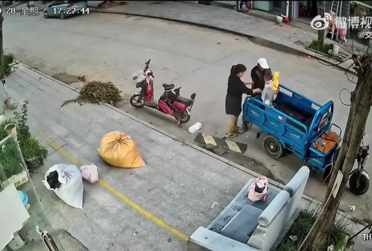 برای دیدن؛ سقوط پسر از پشت سه چرخه