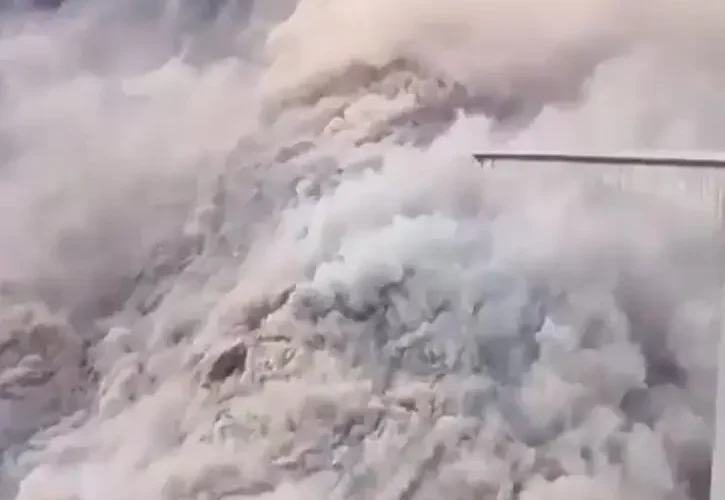 برای دیدن؛ لحظه فروریختن پل در چین