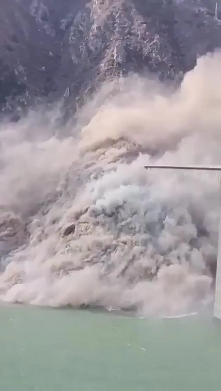 برای دیدن؛ لحظه فروریختن پل در چین 1 برای دیدن؛ لحظه فروریختن پل در چین