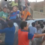 برای دیدن؛ نامزد انتخابات مصر با ماشین تسلا خود در میان شادی کودکان رانندگی می کند