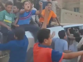 برای دیدن؛ نامزد انتخابات مصر با ماشین تسلا خود در میان شادی کودکان رانندگی می کند 9 برای دیدن؛ نامزد انتخابات مصر با ماشین تسلا خود در میان شادی کودکان رانندگی می کند