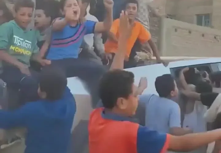 برای دیدن؛ نامزد انتخابات مصر با ماشین تسلا خود در میان شادی کودکان رانندگی می کند