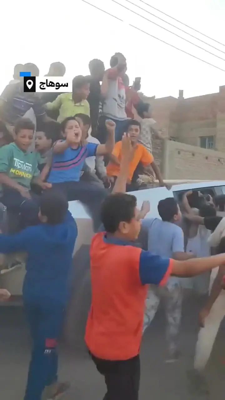 برای دیدن؛ نامزد انتخابات مصر با ماشین تسلا خود در میان شادی کودکان رانندگی می کند 1 برای دیدن؛ نامزد انتخابات مصر با ماشین تسلا خود در میان شادی کودکان رانندگی می کند