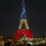 برج ایفل به یاد قربانیان فرانسوی داعش روشن شده است