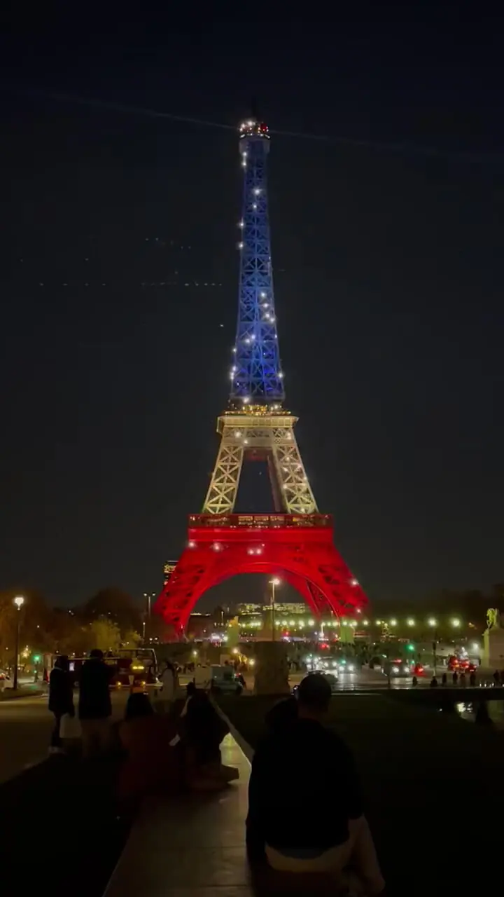 برج ایفل به یاد قربانیان فرانسوی داعش روشن شده است