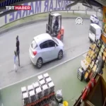 برخورد دردناک لیفتراک با پدر و دو فرزندش در حال عبور از جاده