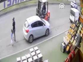 برخورد دردناک لیفتراک با پدر و دو فرزندش در حال عبور از جاده