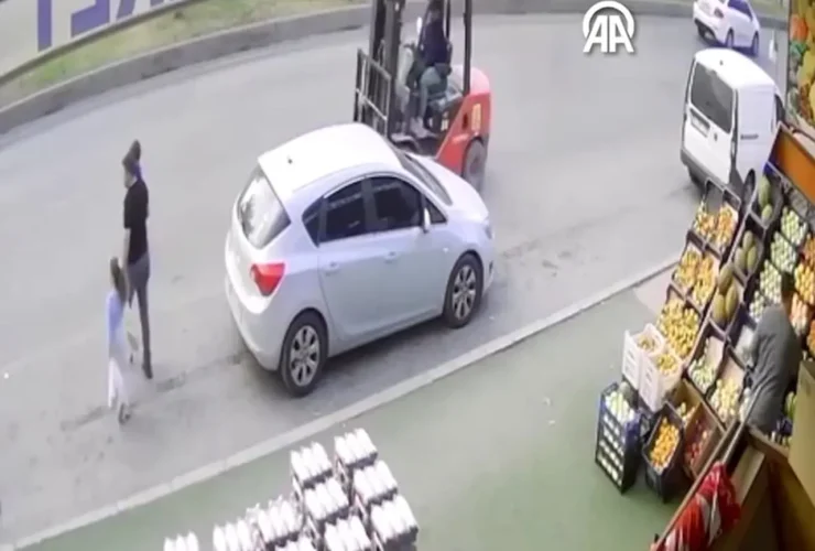 برخورد دردناک لیفتراک با پدر و دو فرزندش در حال عبور از جاده 17 برخورد دردناک لیفتراک با پدر و دو فرزندش در حال عبور از جاده