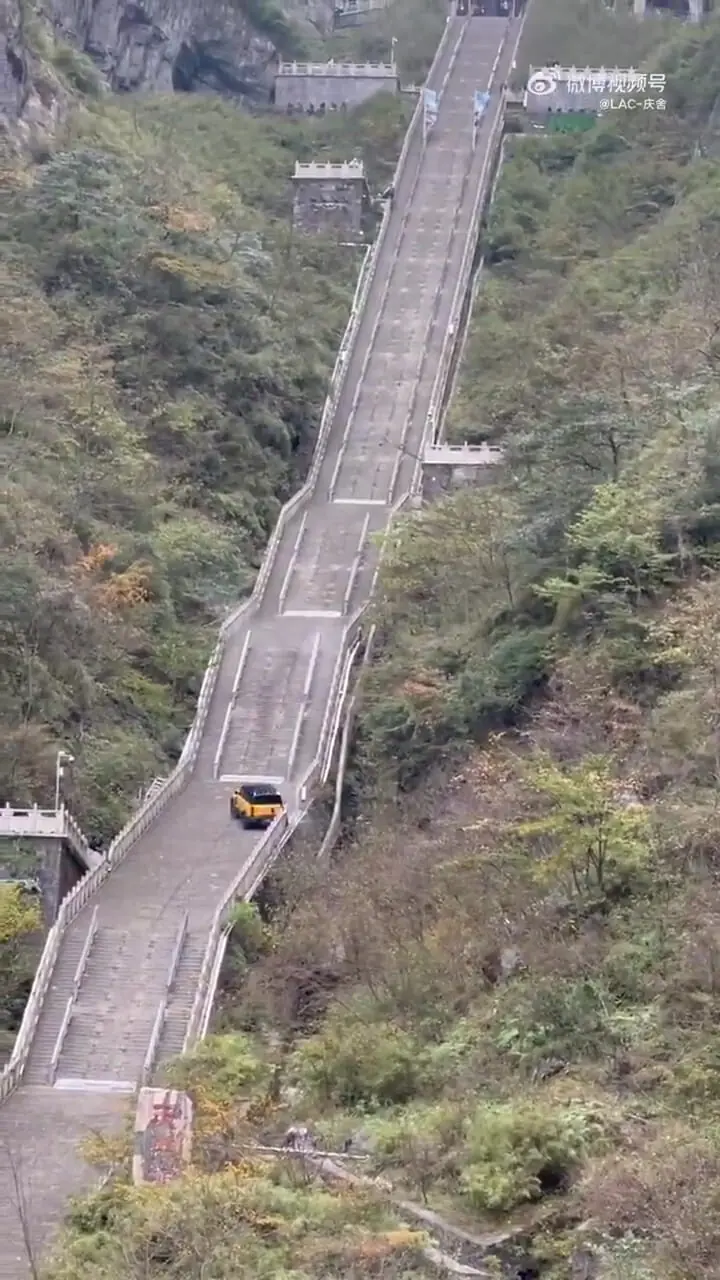 تخریب پله های آسمان تیان آنمن پس از تست ماشین چری