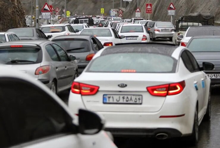 ترافیک در اتوبان کرج- قزوین/مسافران کلافه و اینترنت قطع است!