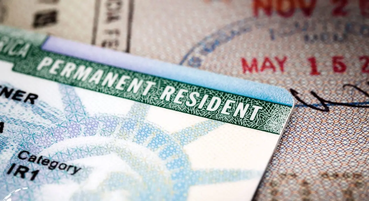 ترامپ دستور بررسی مجدد گرین کارت ایرانیان را صادر کرد