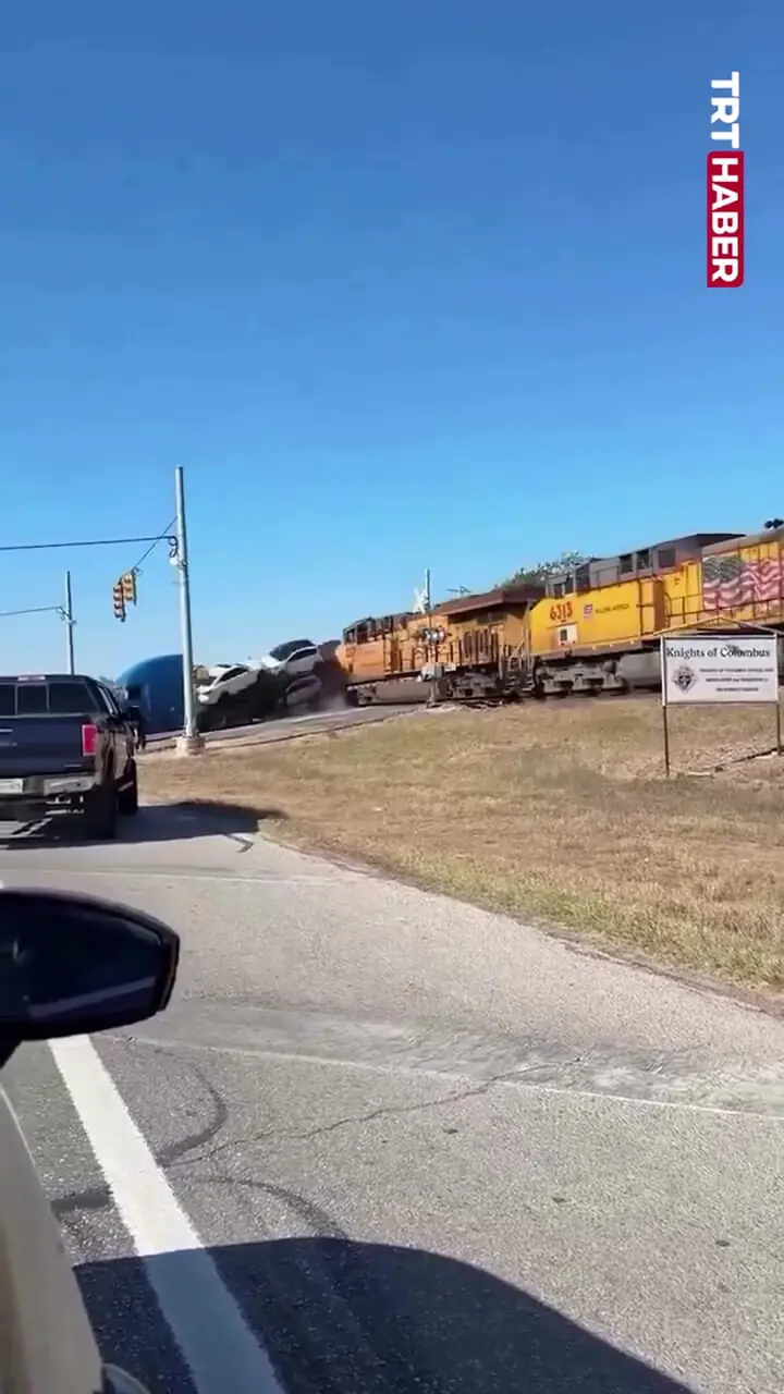 تصادف کامیون و قطار باری در تگزاس