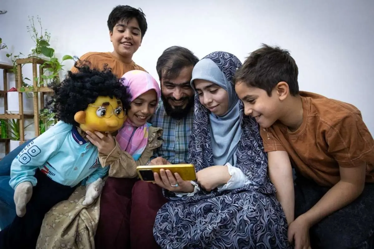 تصاویر; دانش آموزی که علاقه خاصی به عروسک سازی دارد