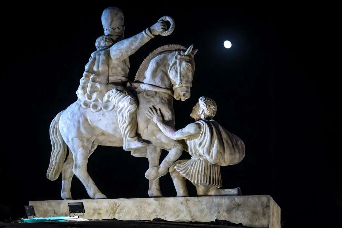 تصاویر; رونمایی از مجسمه «زانو زدن علیه ایران». 