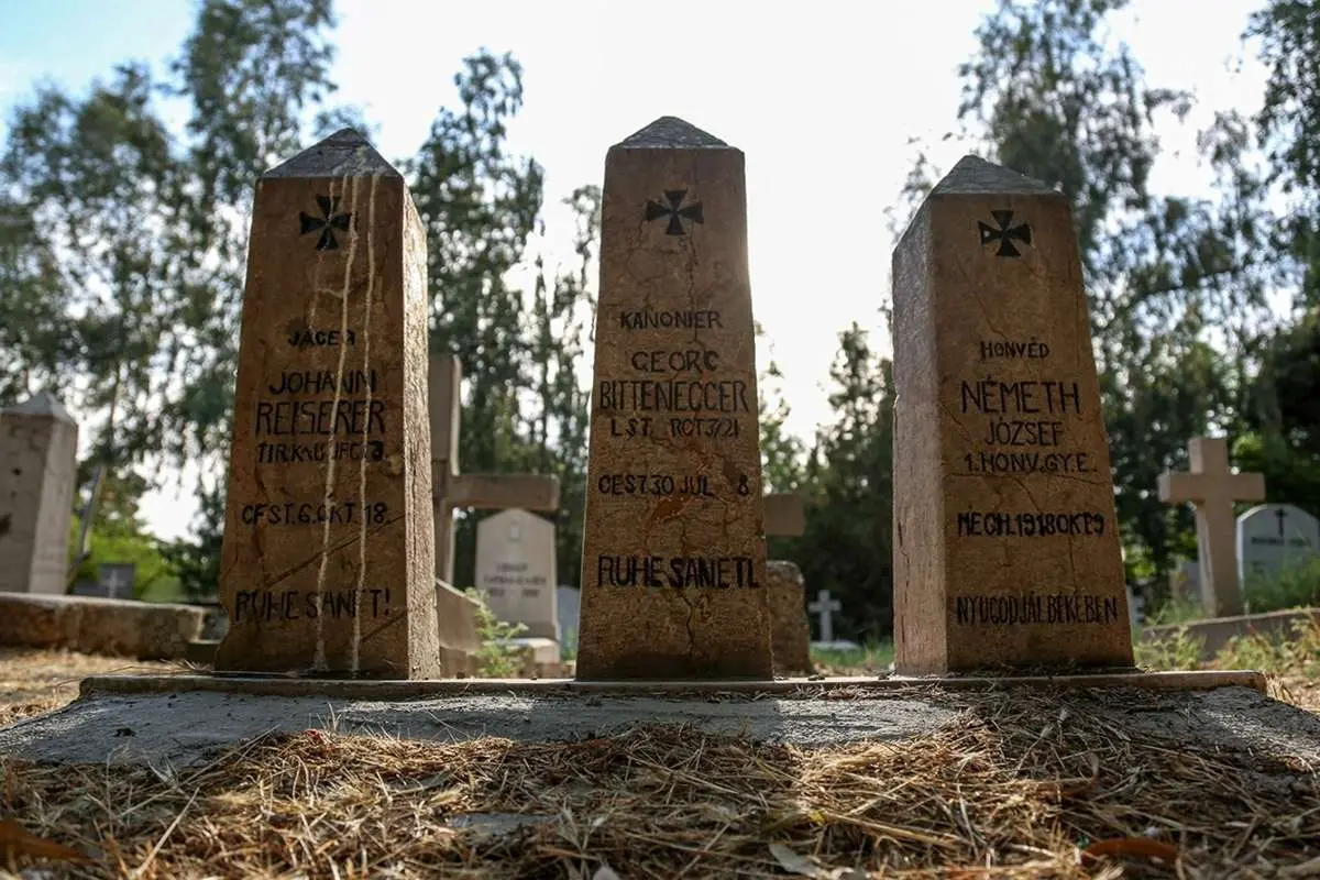     تصاویر; قبرستان قطب های گنجه; یادگاری از جنگ جهانی دوم