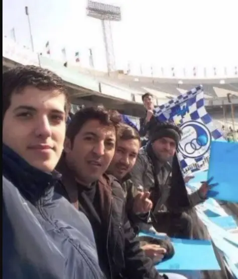 تصویر; صابر کاظمی در حال تشویق استقلال در ورزشگاه 5 شمشیر