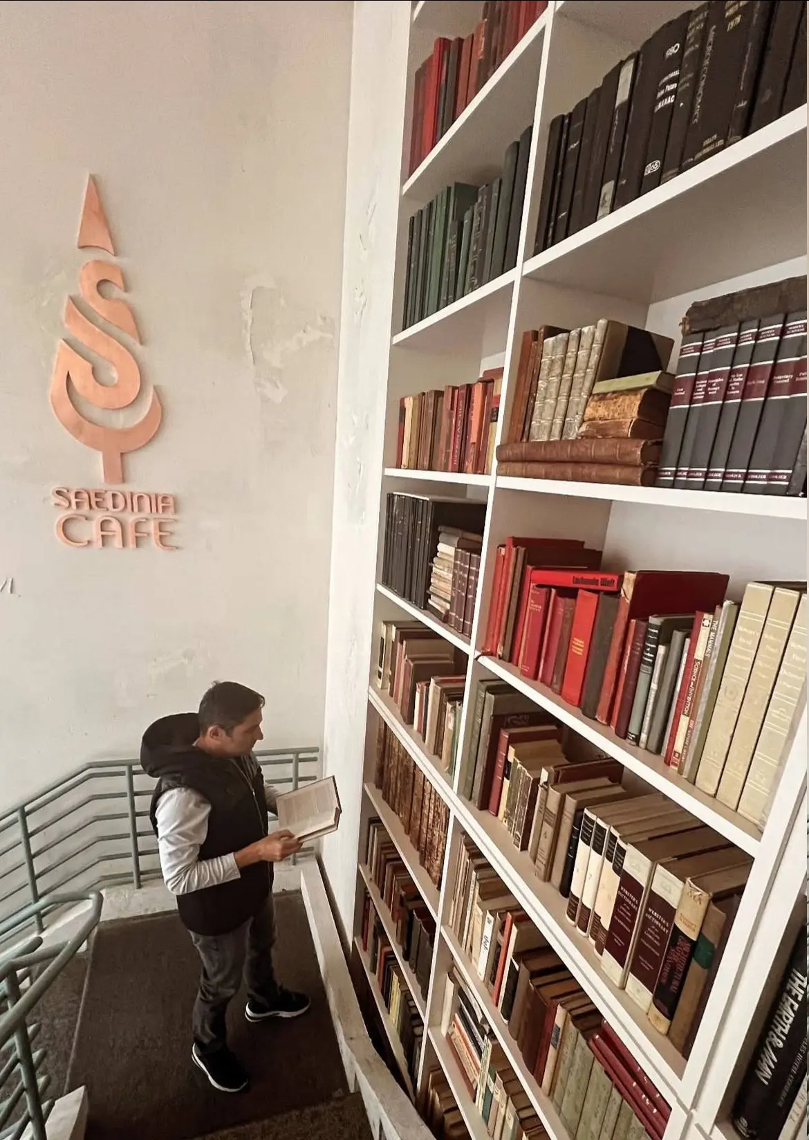 تصویر; وحید هاشمیان در معروف ترین کافه تهران 5 هاشمی