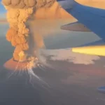 ثبت لحظه فوران آتشفشان از داخل هواپیما