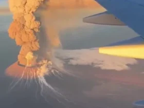 ثبت لحظه فوران آتشفشان از داخل هواپیما