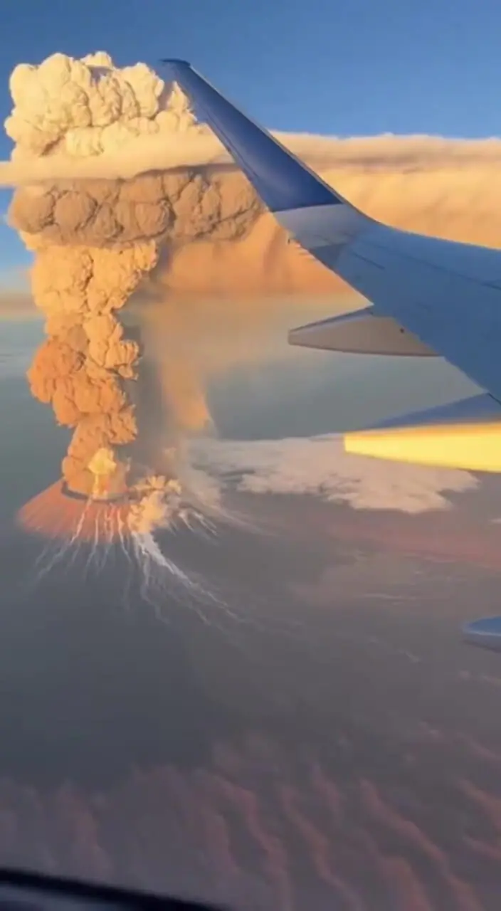 ثبت لحظه فوران آتشفشان از داخل هواپیما