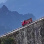 جاده کوهستانی نفس گیر در چین توجه ها را به خود جلب کرد