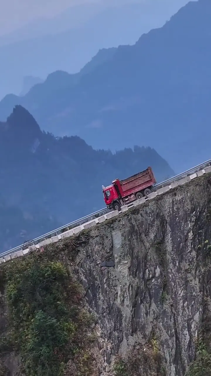 جاده کوهستانی نفس گیر در چین توجه ها را به خود جلب کرد