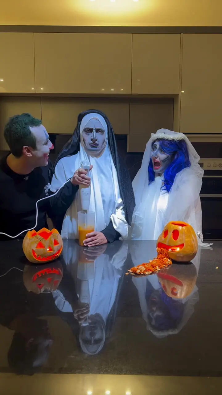 جشن هالووین در خانه فاطمه گودرزی; آموزش آشپزی! 1 جشن هالووین در خانه فاطمه گودرزی; آموزش آشپزی!