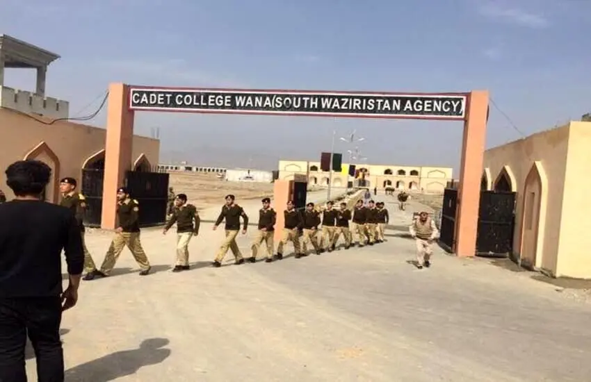 حمله به مدرسه افسری در پاکستان/ درگیری بین مهاجمان و نیروهای امنیتی ادامه دارد