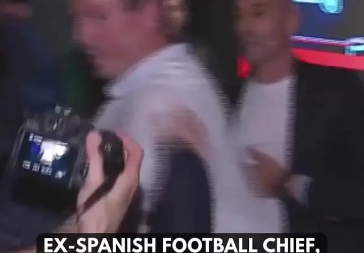 حمله تخم مرغ به رئیس سابق فدراسیون فوتبال اسپانیا، لوئیس روبیالس 26 حمله تخم مرغ به رئیس سابق فدراسیون فوتبال اسپانیا، لوئیس روبیالس