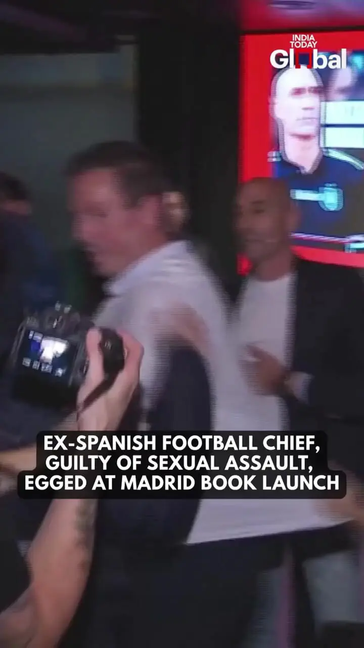 حمله تخم مرغ به رئیس سابق فدراسیون فوتبال اسپانیا، لوئیس روبیالس 1 حمله تخم مرغ به رئیس سابق فدراسیون فوتبال اسپانیا، لوئیس روبیالس