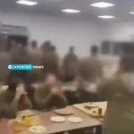 درگیری شدید بین سربازان اسرائیلی با صندلی و سطل زباله