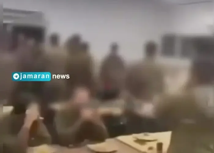 درگیری شدید بین سربازان اسرائیلی با صندلی و سطل زباله 21 درگیری شدید بین سربازان اسرائیلی با صندلی و سطل زباله